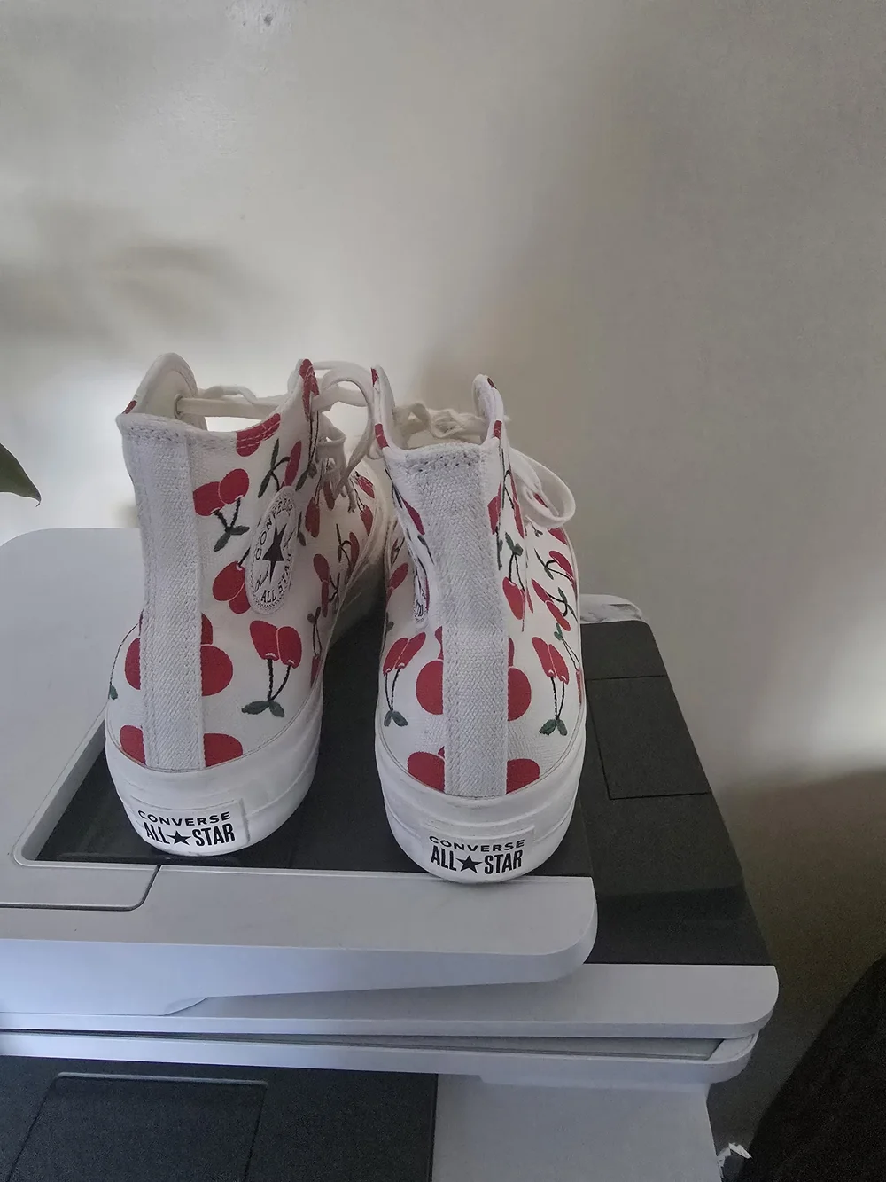 Converse Women's Chuck Taylor AllStar Lift Platform‎ High. Cherries. Women SZ 10